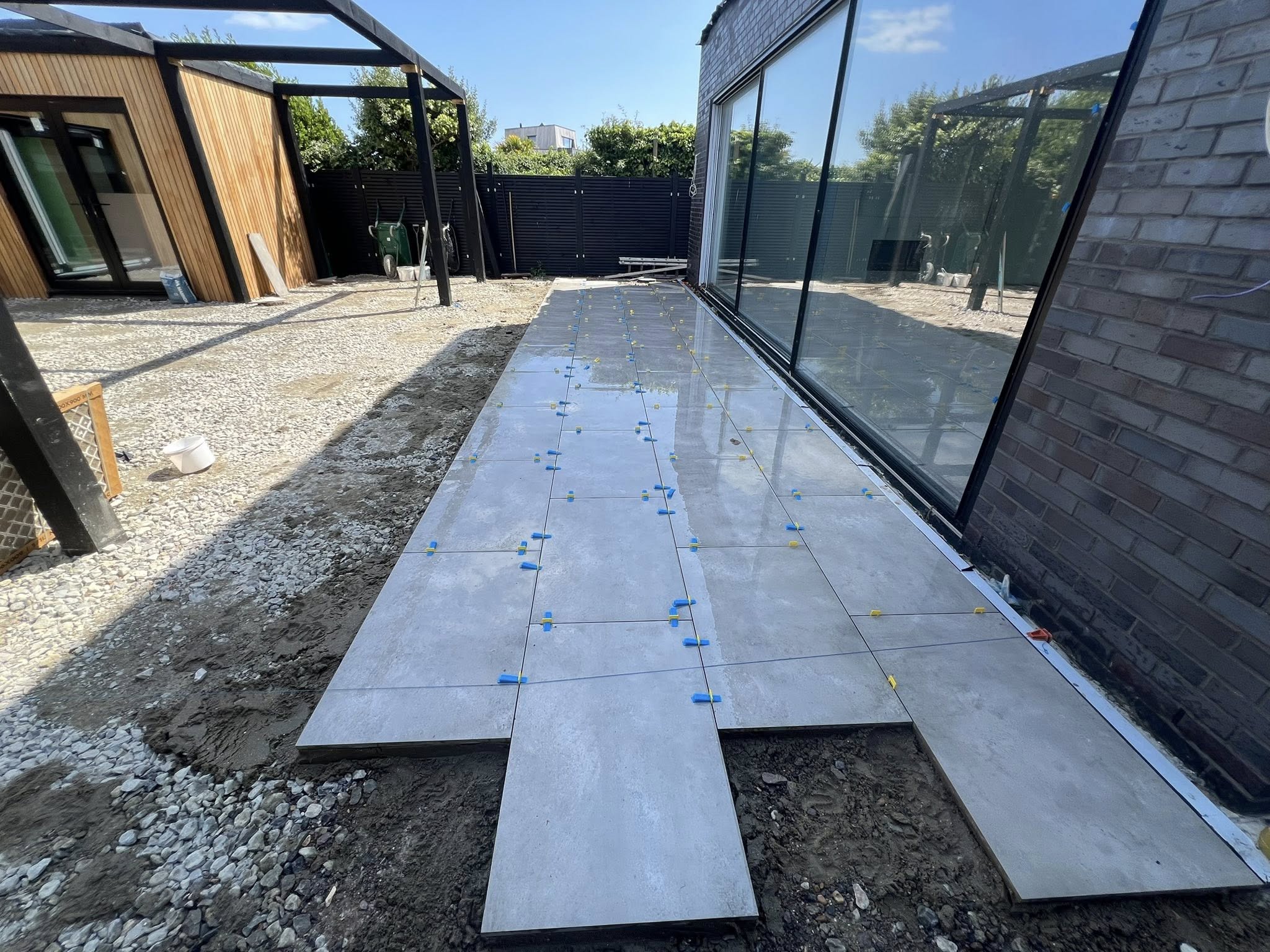 The Precision Porcelain Guide: SBR Slurry Bonding and Rigid Bedding Dynamics Across Luxury Kent Landscapes